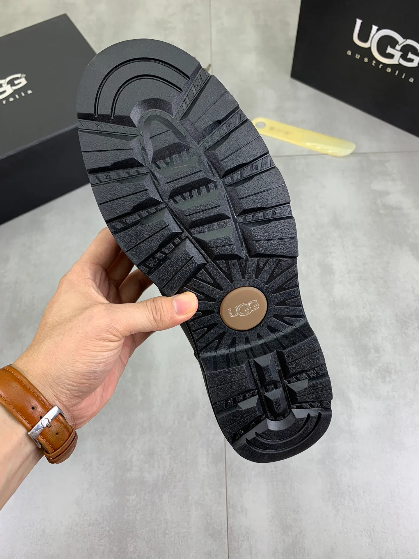 Factory price P640 💶[UGG] (full wool lining) Top-end high-quality fur integrated warm snow boots from Australia's warm luxury men's shoes brand, UGG-5877 official website synchronized, made of imported cowhide, carefully sewn...Imported rubber outsole (comfortable, soft, wear-resistant) The quality is really great...Exquisite workmanship, you can't put it down at first sight, code number: 39-44 Color: 3️⃣colors available